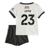 Camiseta Manchester United Luke Shaw #23 Tercera Equipación Replica 2024-25 para niños mangas cortas (+ Pantalones cortos)